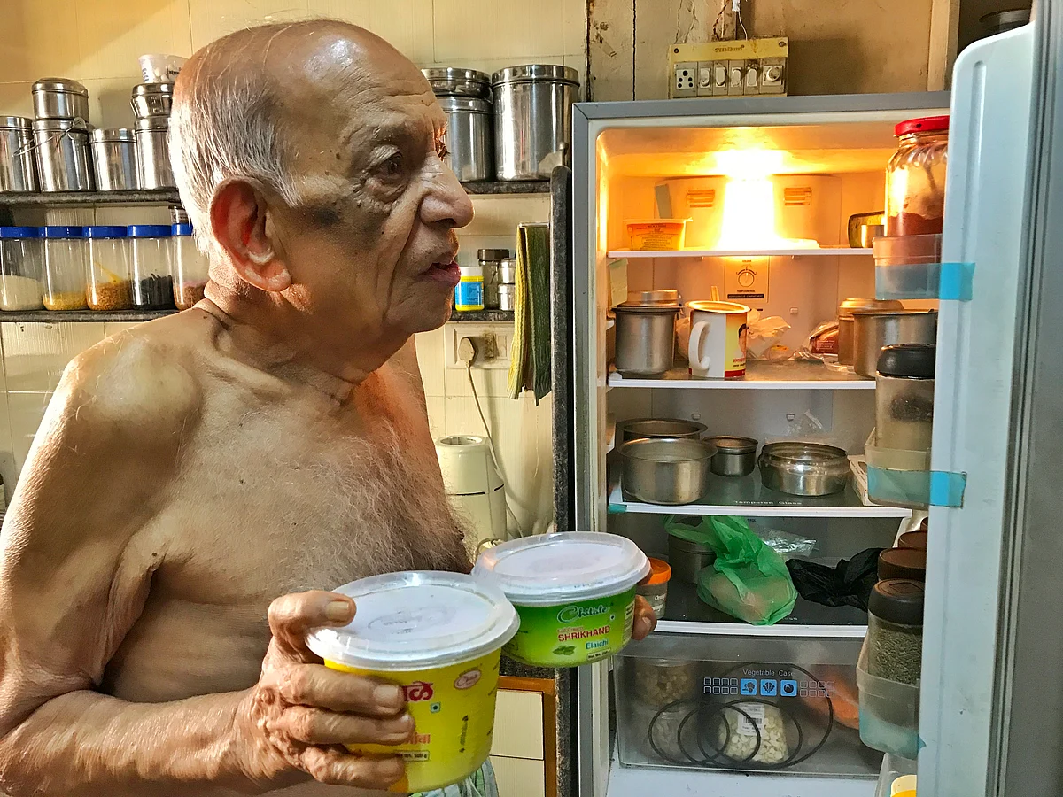 Narayan loves his meetha and shrikhand, while Iravati likes spicy food.
