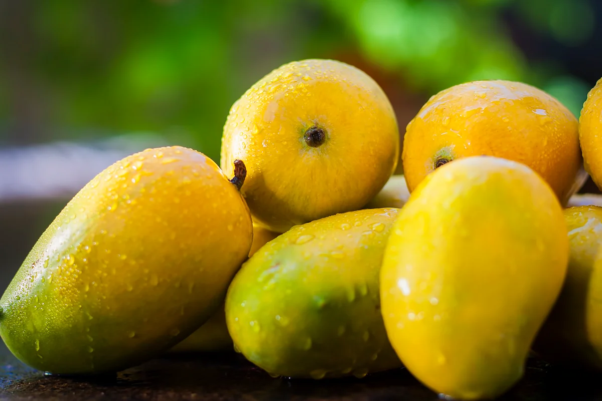 Zinc, in mangoes helps alleviate the irritability and low moods, particularly those associated with pre-menstrual syndrome (PMS).