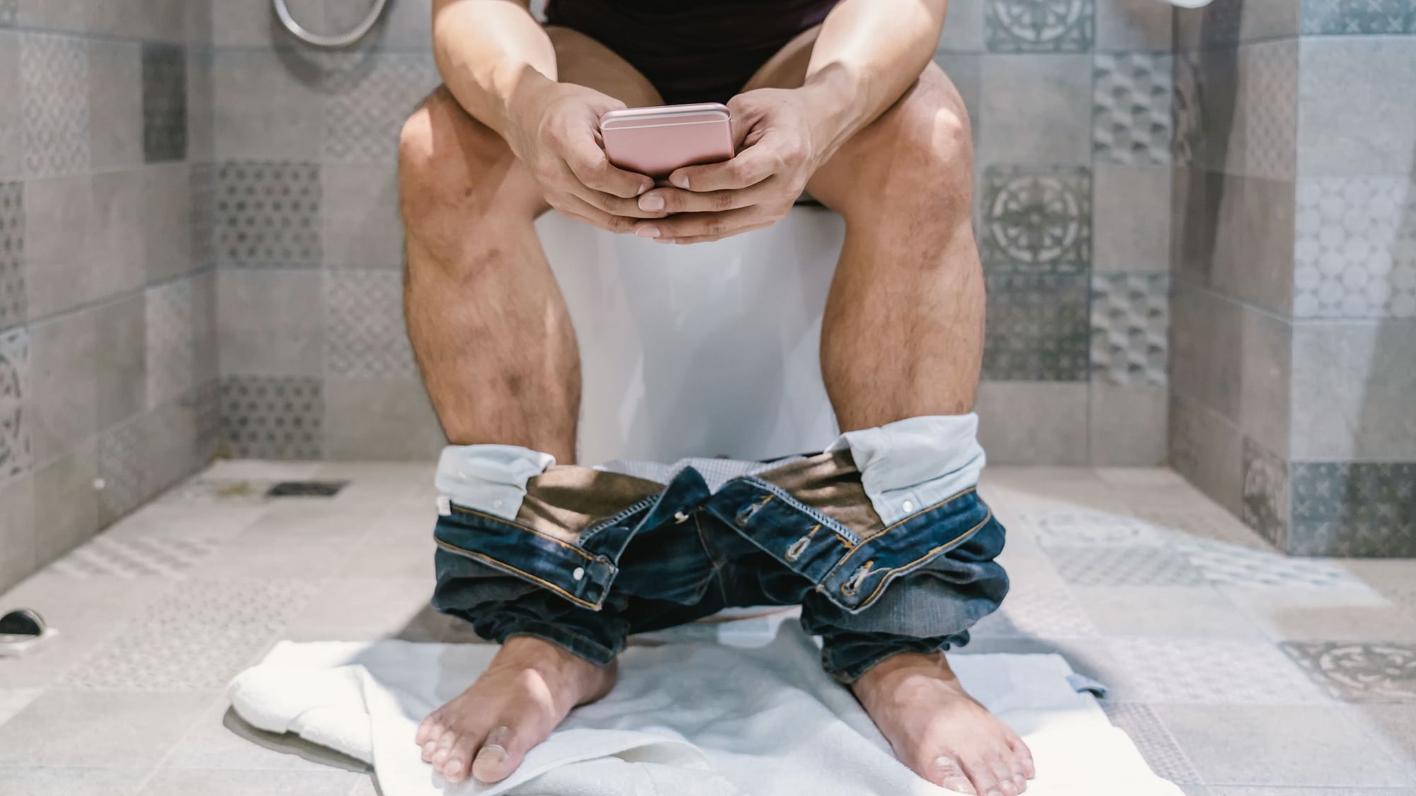 Using smartphone in the washroom can cause piles&nbsp;