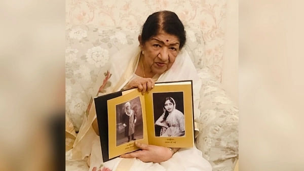  After 28 Days,  Lata Mangeshkar Comes Home from the Hospital