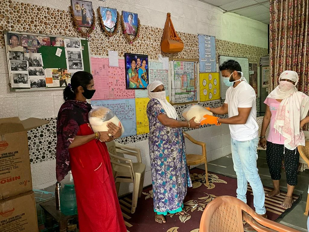 Volunteers delivering aid to immunocompromised trans people in Malwani, Maharashtra. 