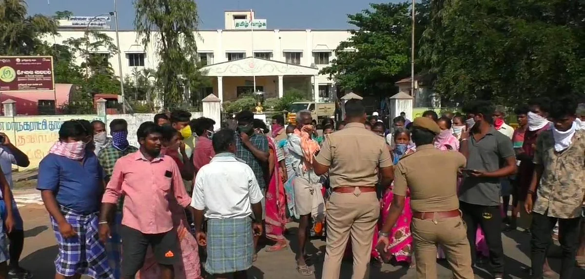 Over 50-60 people surrounded the doctors, family members and hospital staff who had come for the burial of Dr Simon.