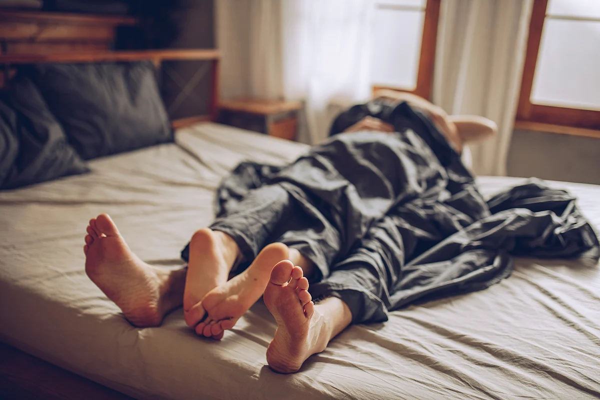 When thin people who have bones and less flesh have sex does it make a lot of noise?
