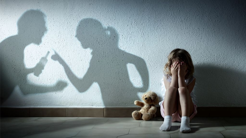 बच्चे को मानसिक आघात दे सकते हैं माता-पिता के बीच होने वाले हिंसक झगड़े