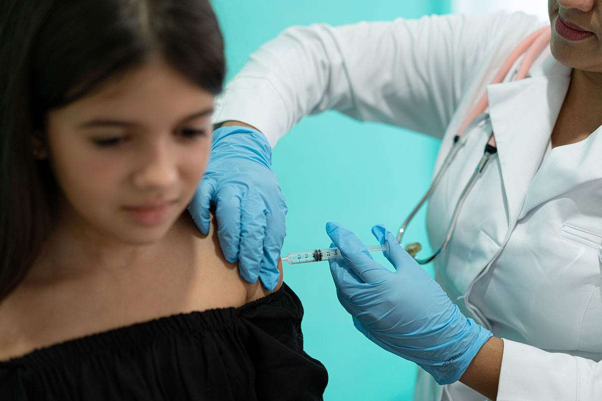 HPV Vaccine: सर्वाइकल कैंसर के इन लक्षणों को गलती से भी न करें नजरअंदाज