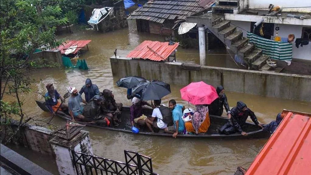 केरल में बाढ़ से लाखों लोग बेघर हो गए