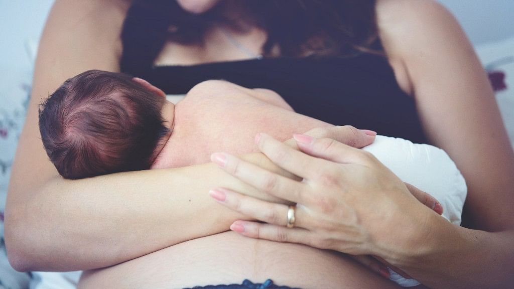 World Breastfeeding Week: समय से पहले पैदा हुए बच्चे का पालन-पोषण मां के दूध से करें
