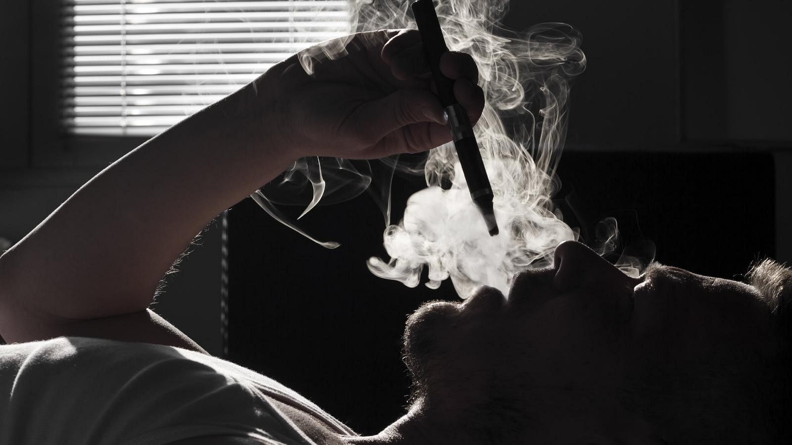 ई-सिगरेट को लेकर बहस के बीच धुआं ही धुआं है और कुछ कड़वी सच्चाइयां भी हैं.
