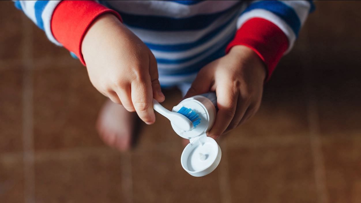 3 से 6 साल की उम्र के बच्चों के लिए मटर के आकार जितना टूथपेस्ट इस्तेमाल करने की सलाह दी गई है.