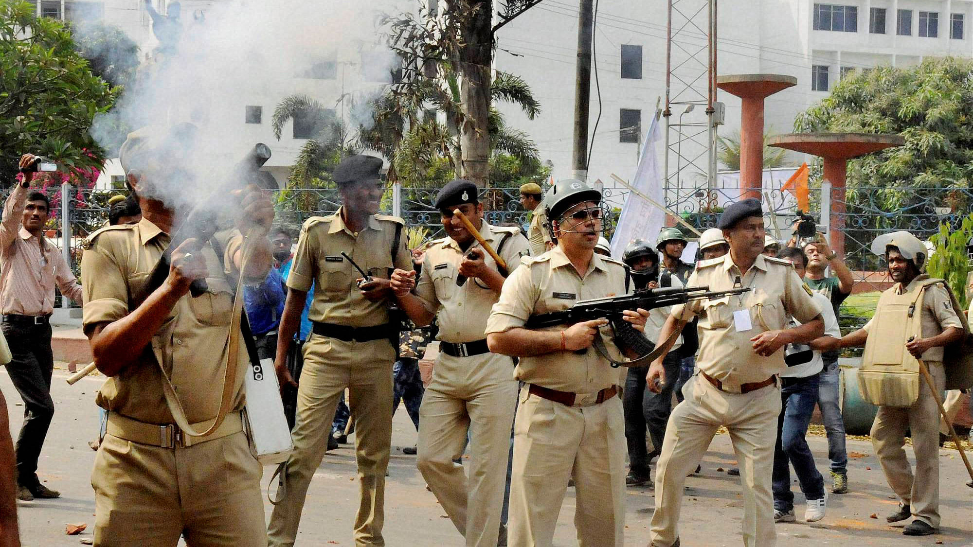 Protestors Turn Violent, Patna Police Resorts To Lathicharge