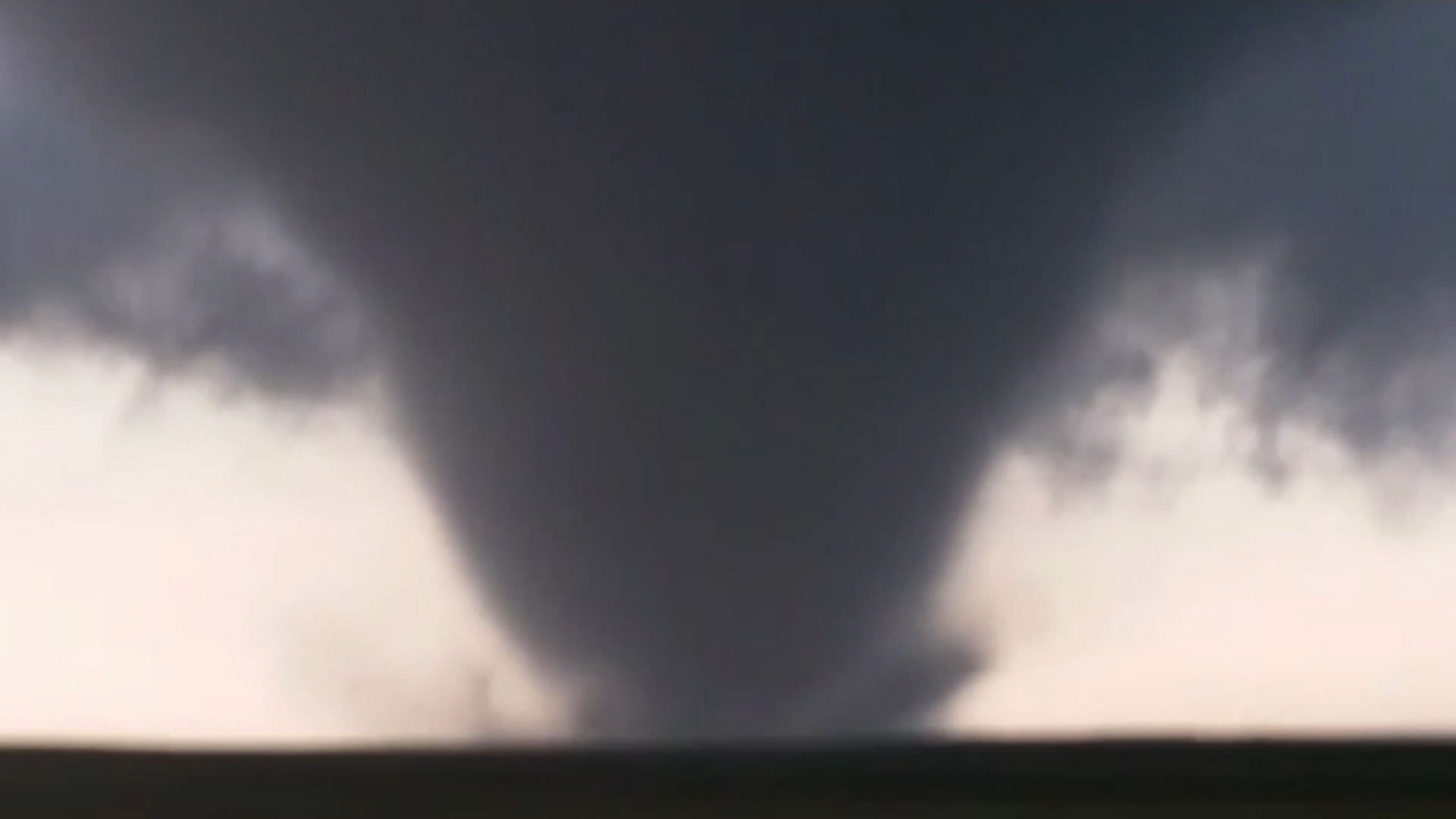 Video: A Huge Tornado Hits Vona, Colarado, US