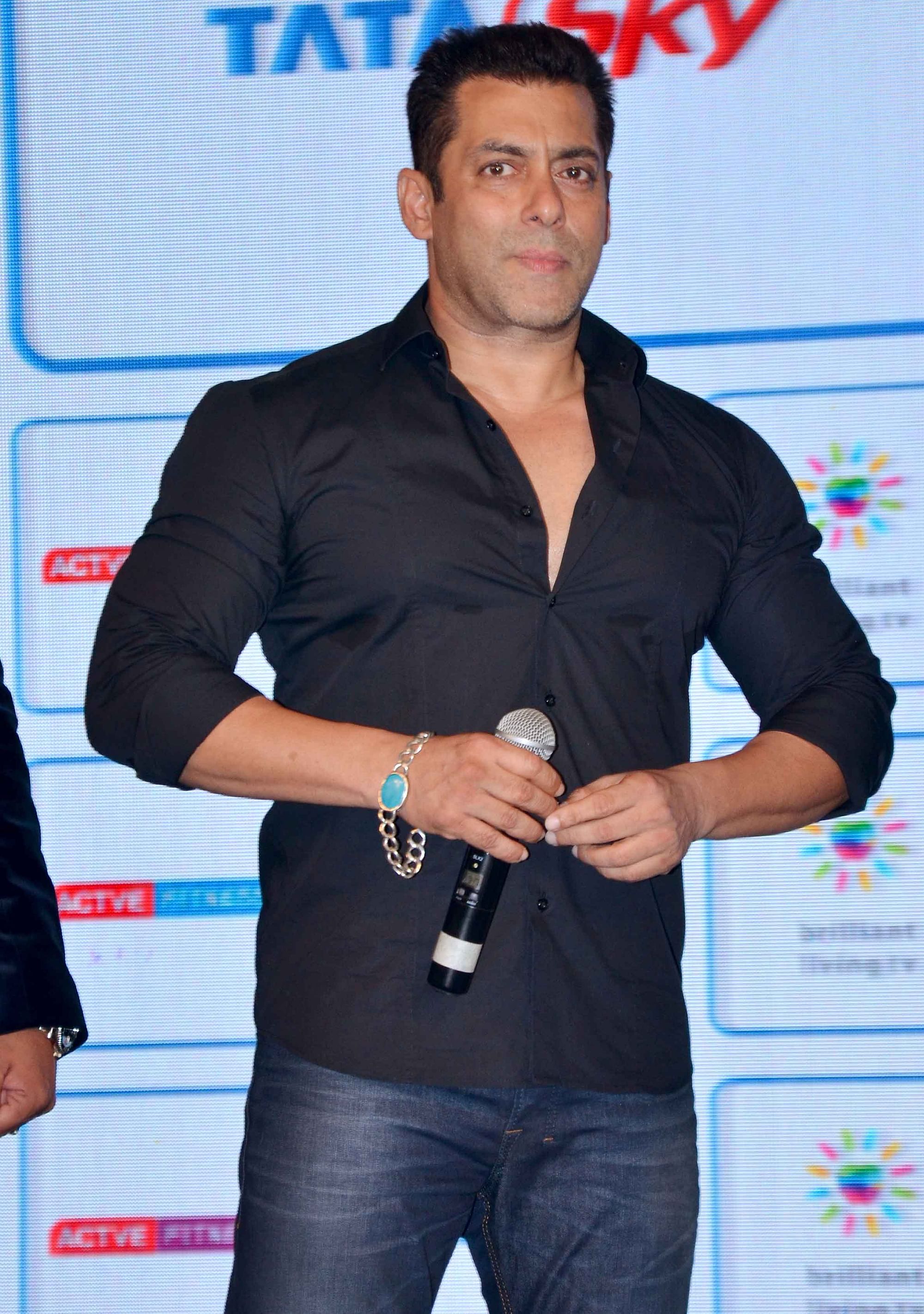 Believe It or Not, Salman Khan Got Robbed by Four Female Fans