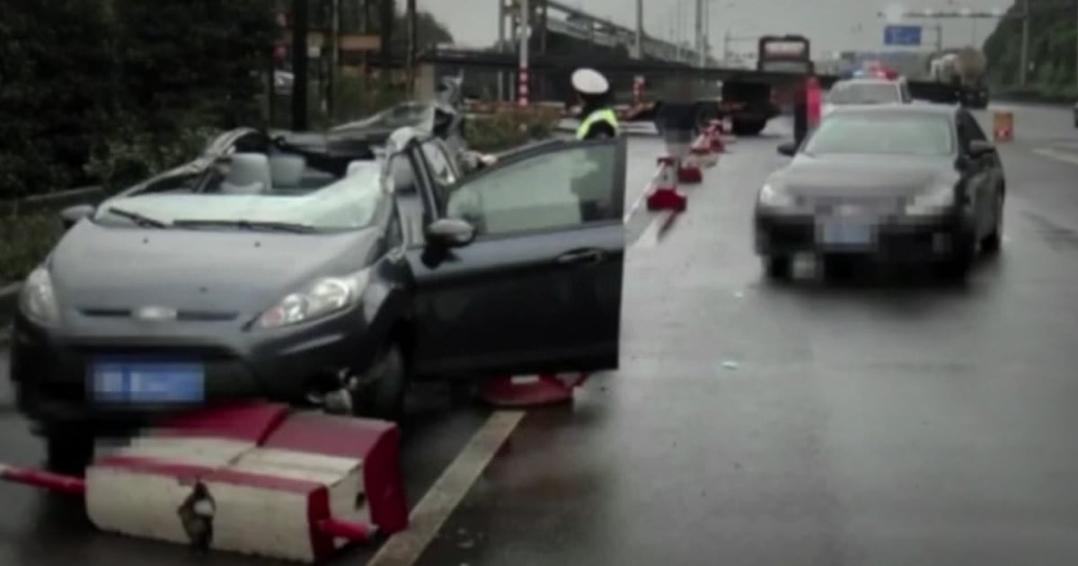 Rash and Crash! Speeding Car’s Roof Ripped Off by Rails on a Truck