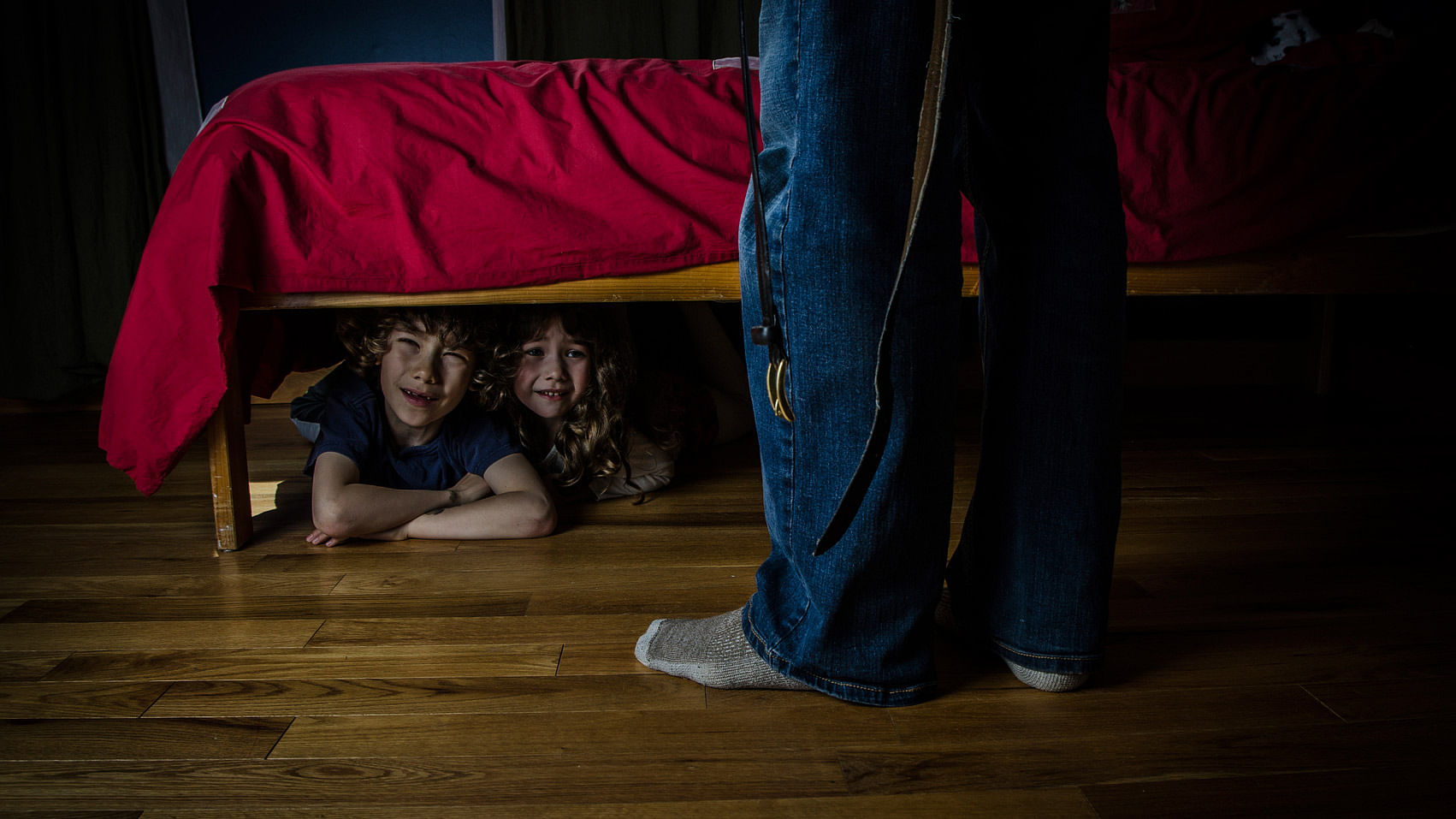 Мальчик под кроватью