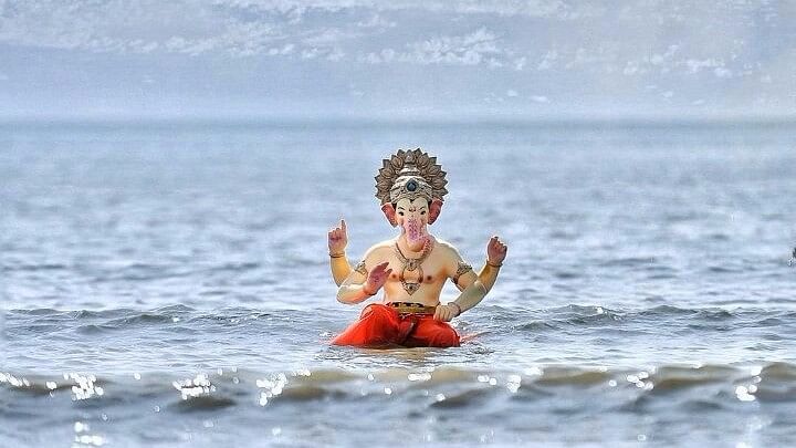 Ganpati Visarjan: Pudhchya Varshi Lavakar Ya, Mumbai Tells Bappa