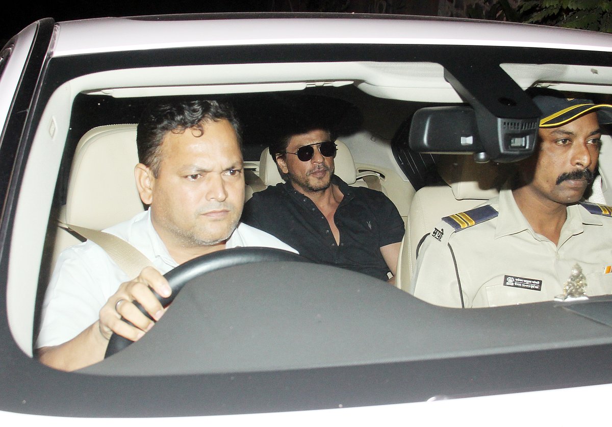 SRK, Dilip Kumar’s ‘Moohbola Beta’ Visits the Veteran Actor