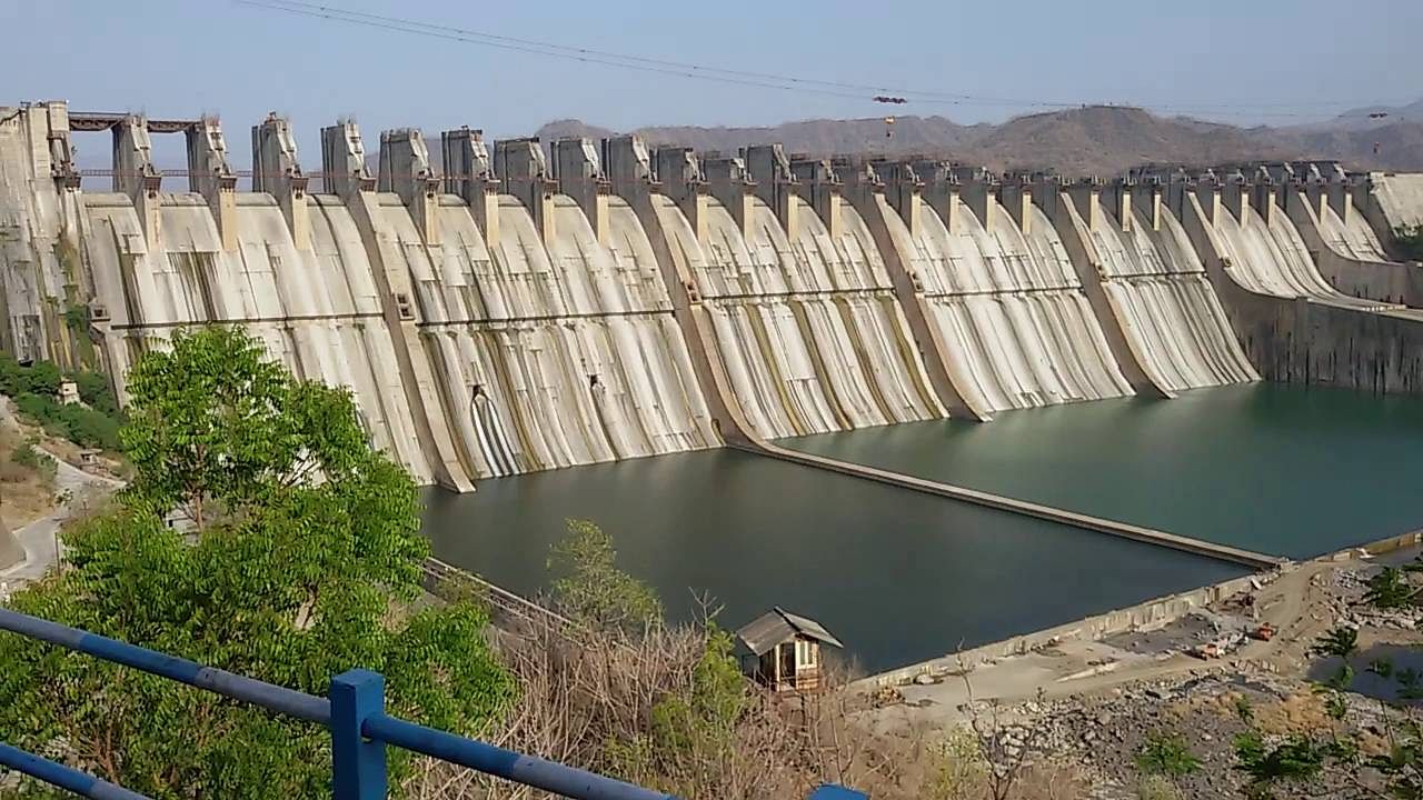 Sardar Sarovar Dam across river Narmada under construction, Gujarat, India,  Asia Stock Photo - Alamy