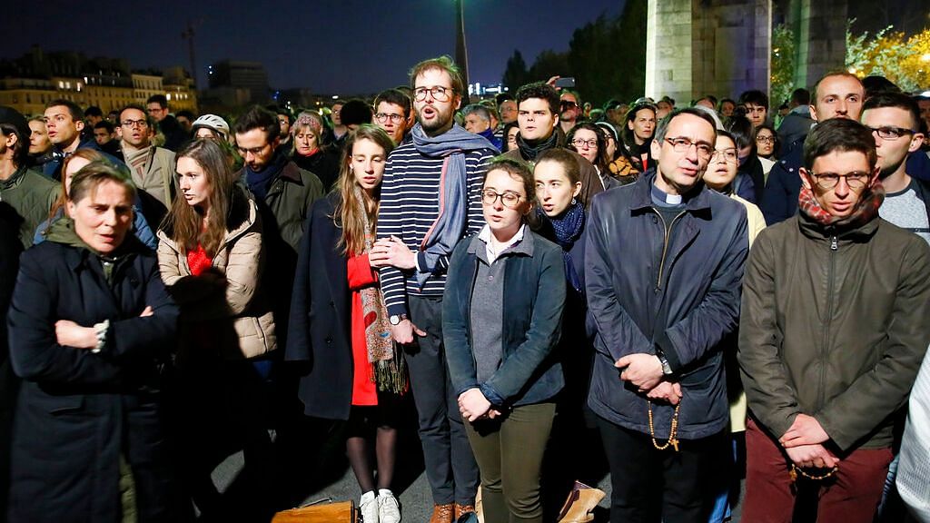 crowds-sing-ave-maria-in-tribute-as-fire-razes-notre-dame