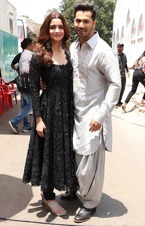 In Pics Kalank Stars Varun Dhawan Alia Bhatt Sonakshi Sinha Rock Traditional Indian Outfits Bollywood star alia bhatt during a song shoot for her upcoming bollywood movie kalank. kalank stars varun dhawan alia bhatt