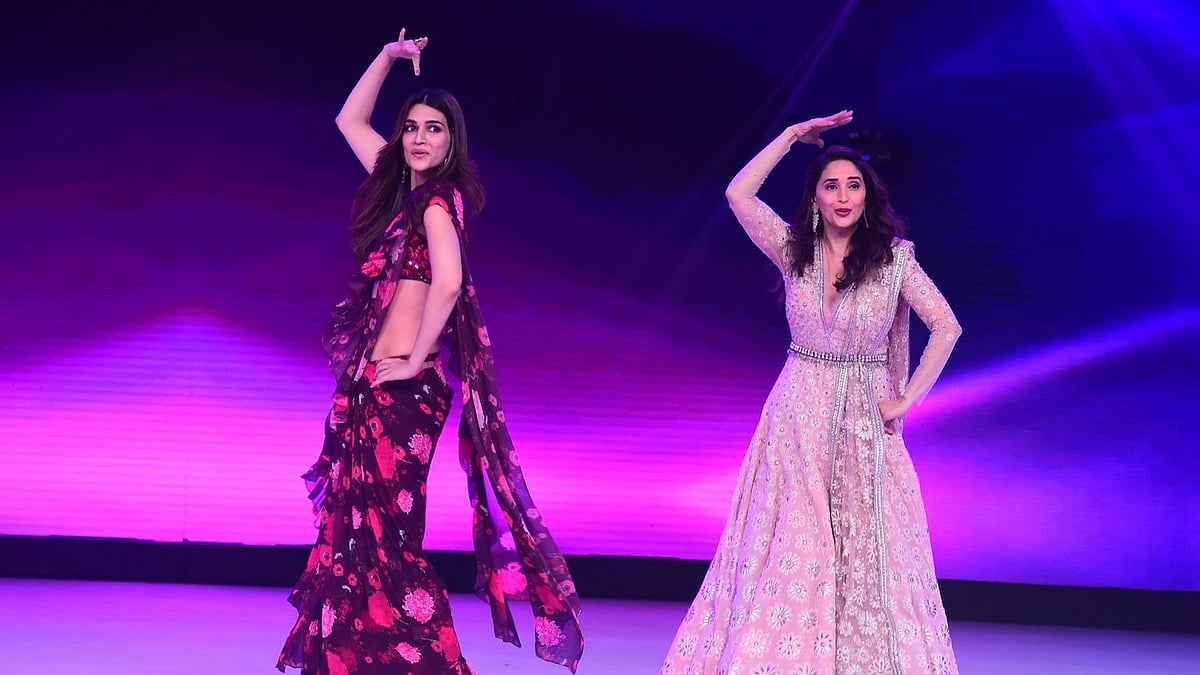 Luka Chuppi Star Kriti Sanon Dances With Madhuri Dixit On TV Dance Show