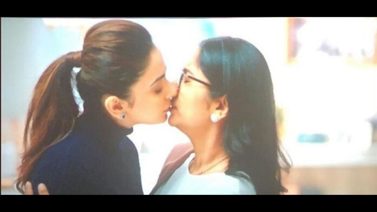Telugu Girls Kiss Videos - CBFC Blurs Kiss Between Rakul Preet Singh and Jhansi in Nagarjuna's New  Telugu Film Manmadhudu 2