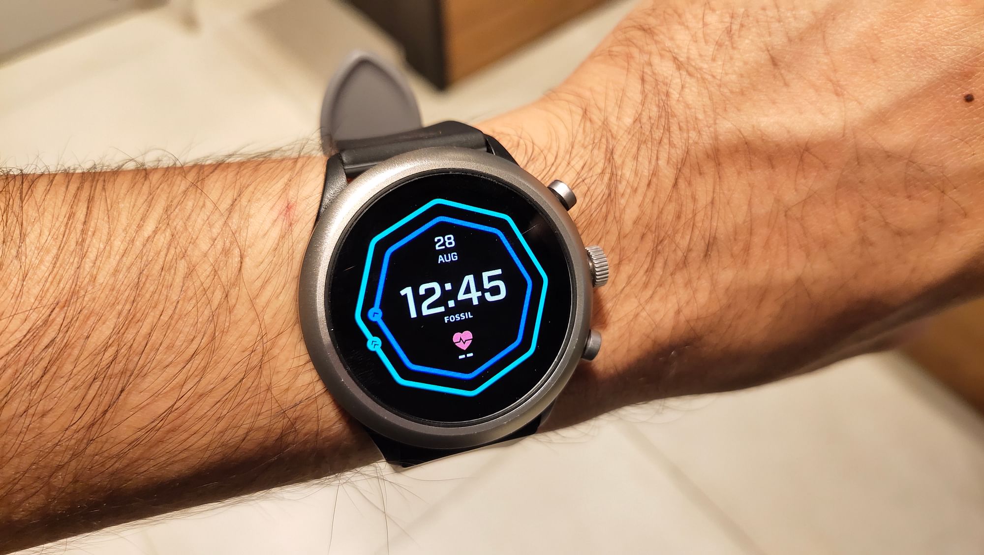 Fossil smartwatch 2024 vs fitbit versa