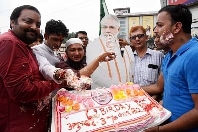 Modi's birthday celebrated with massive 'laddo'in Delhi