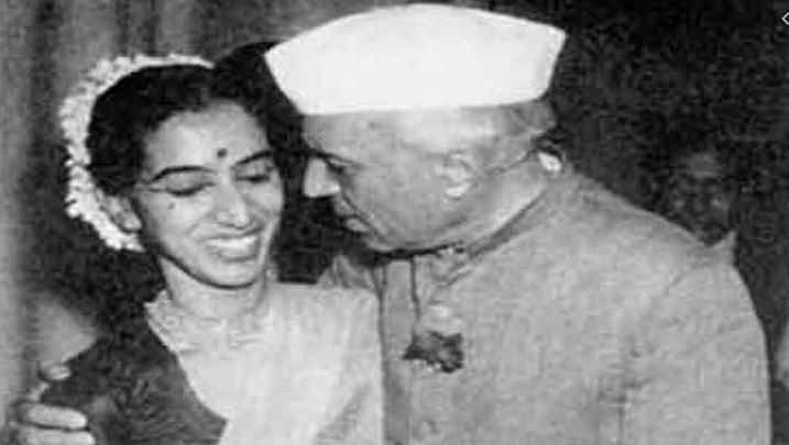 Fact Check Of An Old Photo Jawaharlal Nehru Coercing Women: How Old ...