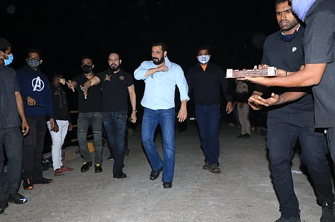 Photos Salman Khan Cuts A Cake At His 55th Birthday Party At His Panvel Farmhouse For any enquiry or suggestions. 55th birthday party at his panvel farmhouse