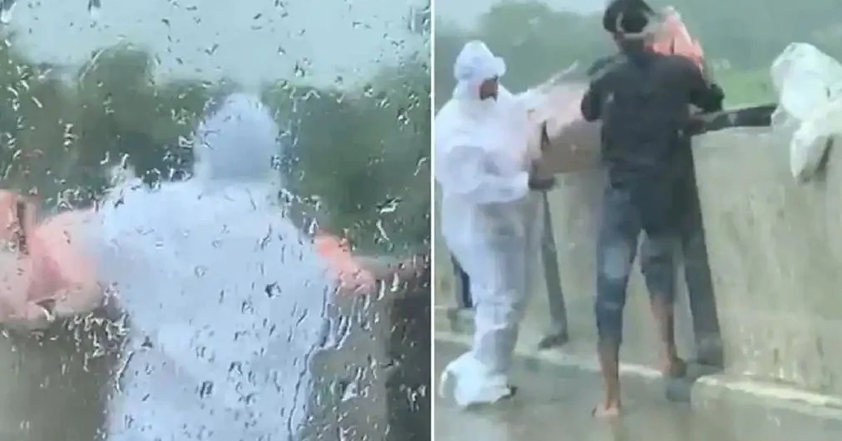Body of COVID Patient Thrown in UP River, Two Men Caught on Camera Body of COVID Patient Thrown in UP River, Two Men Caught on Camera