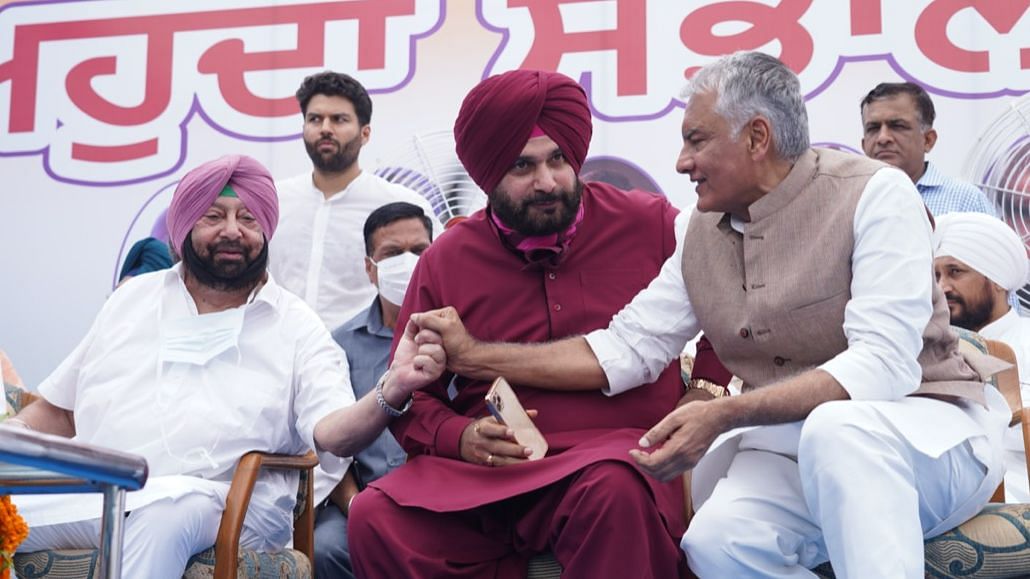 Navjot Sidhu Elevation Ceremony: New Punjab Congress Chief Pads Up But Captain Amarinder Singh's Innings is Not Over Yet