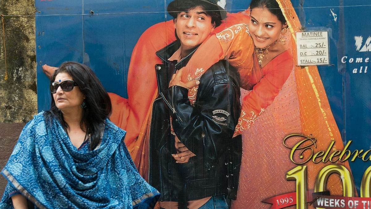 Blue Film Kajol Sex Hd Sex - Short Film 'Maratha Mandir Cinema' Pays a Tribute to Shah Rukh Khan, Kajol's  'Dilwale Dulhania Le Jayengey'
