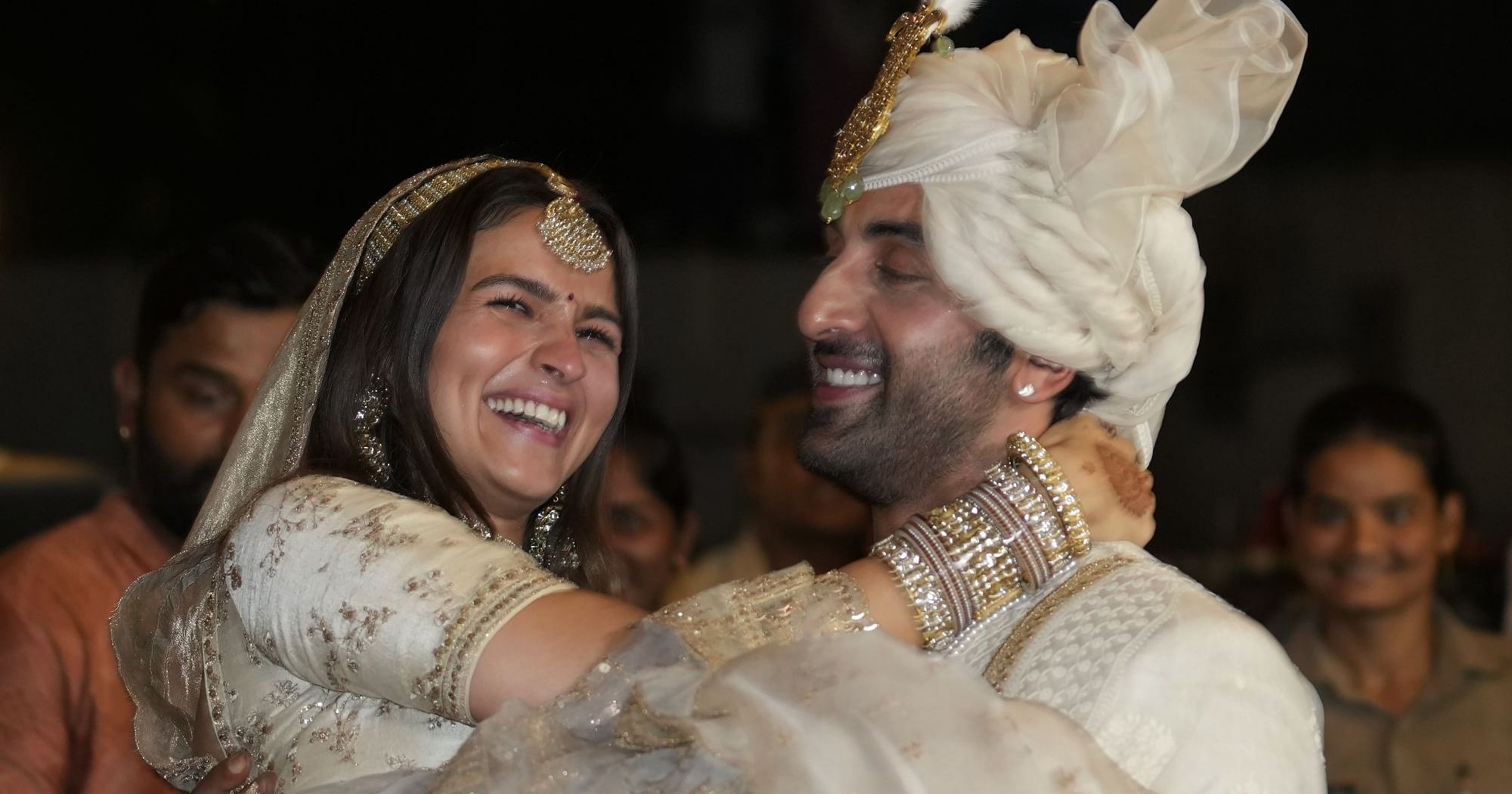 Ranbir Alia Wedding Watch Ranbir Kapoor Kneels Down For Alia Bhatt During Varmala Ceremony 5187