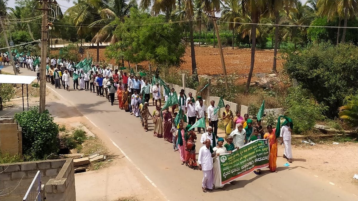 Devanahalli Framers Oppose Land Acquisition by Karnataka Government