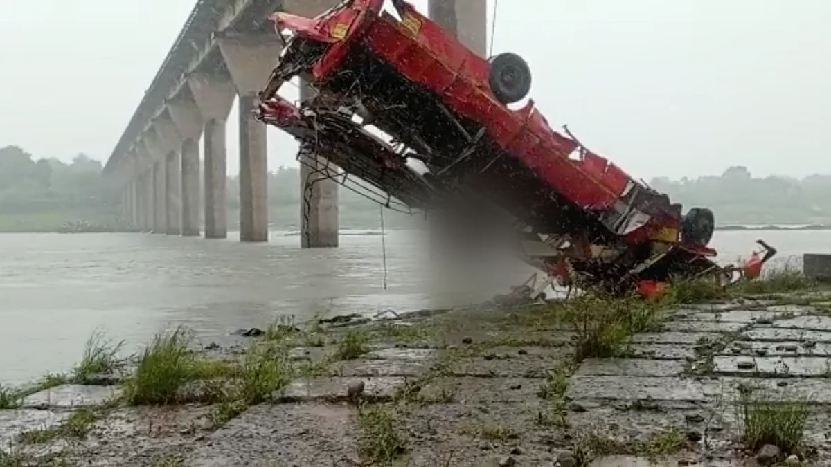 Chivake Bus Disaster MP Bus Accident Latest News: At Least 13 Dead as Maharashtra Roadways ...