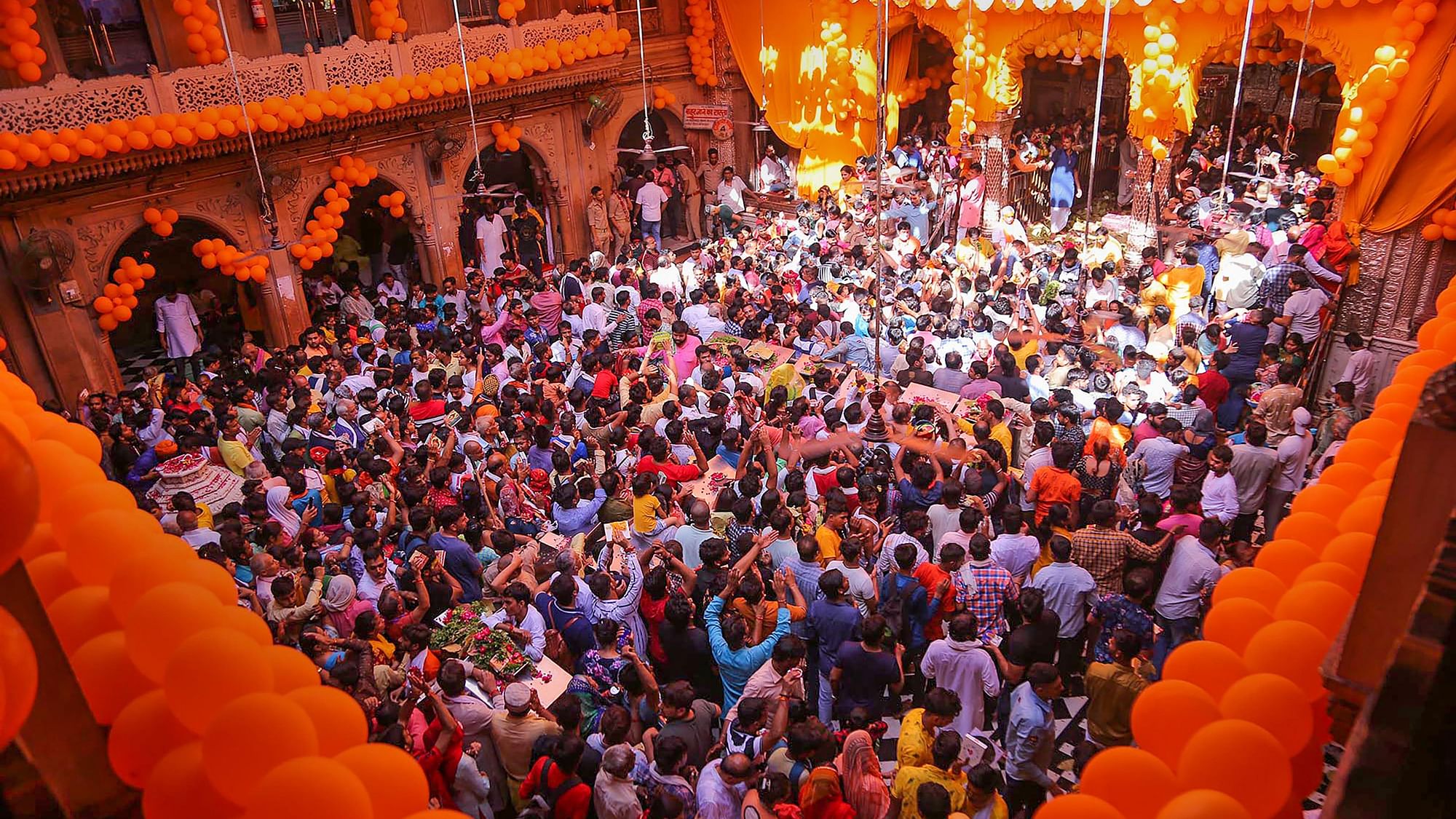 mathura dwarkadhees temple holi celebration