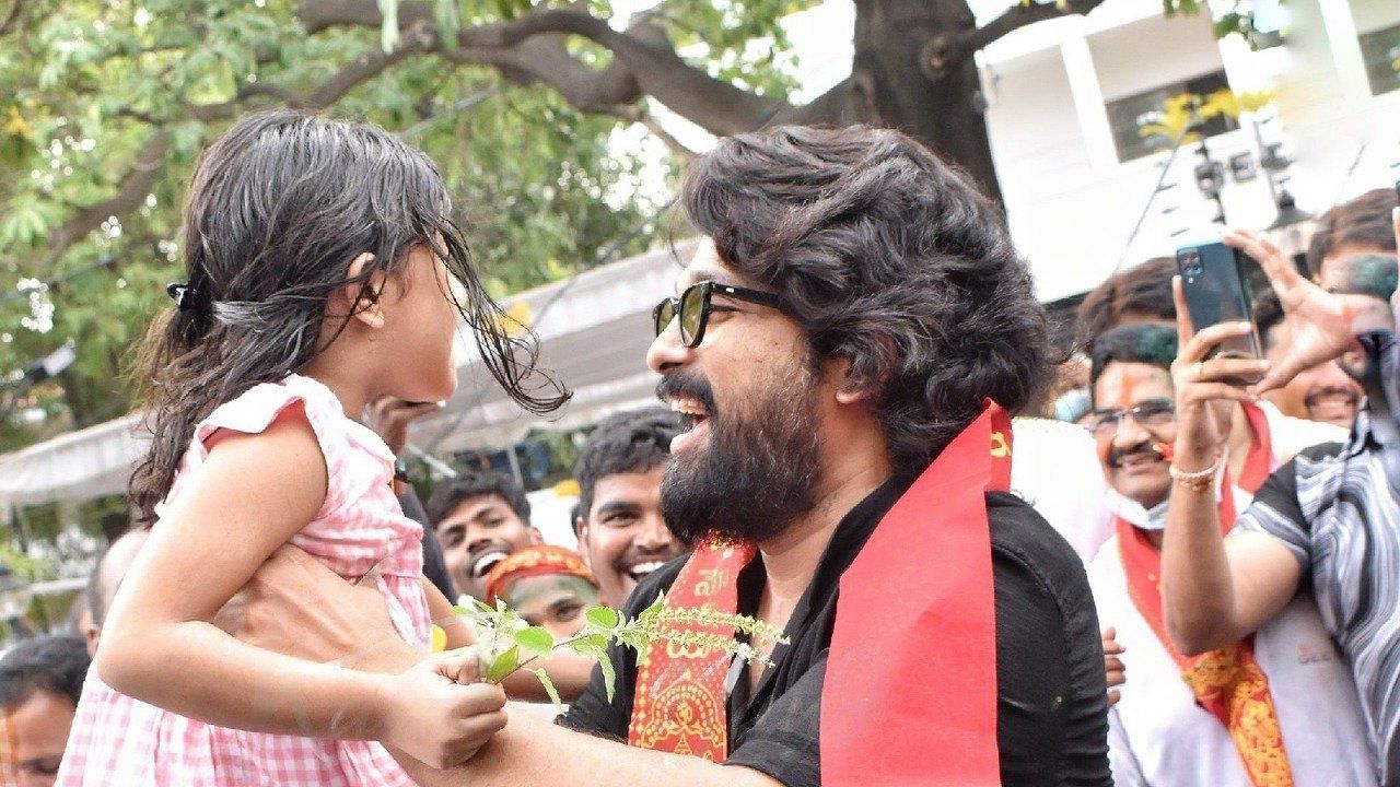 'Pushpa' Star Allu Arjun Celebrates Ganesh Visarjan With Daughter Arha