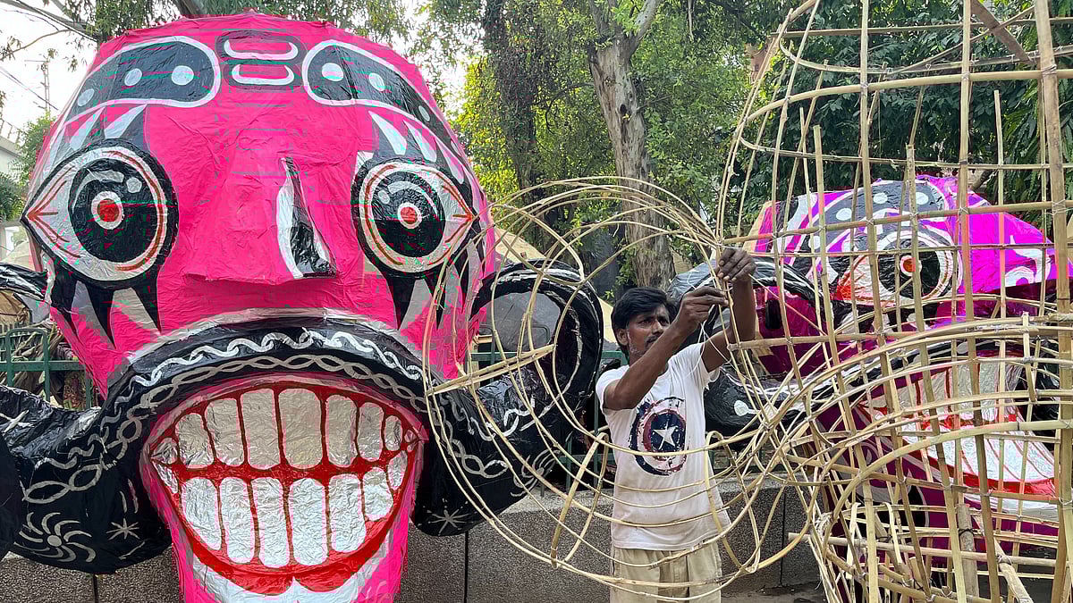 Cracker Ban in Delhi Dampens Biz but Effigy Makers Hopeful About 'Good