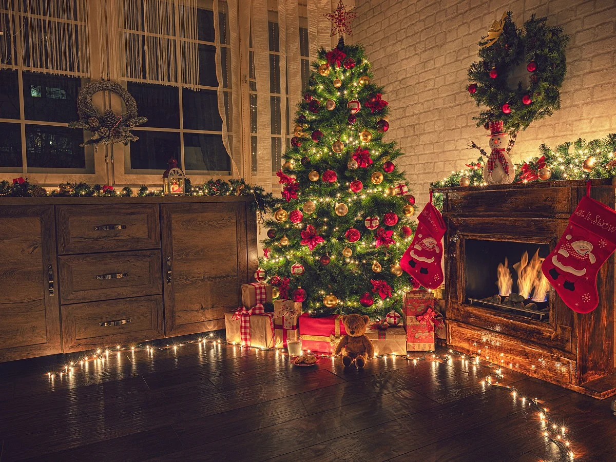 Christmas Tree Decorations Ideas 2022: Balloons, Fairy Lights ...