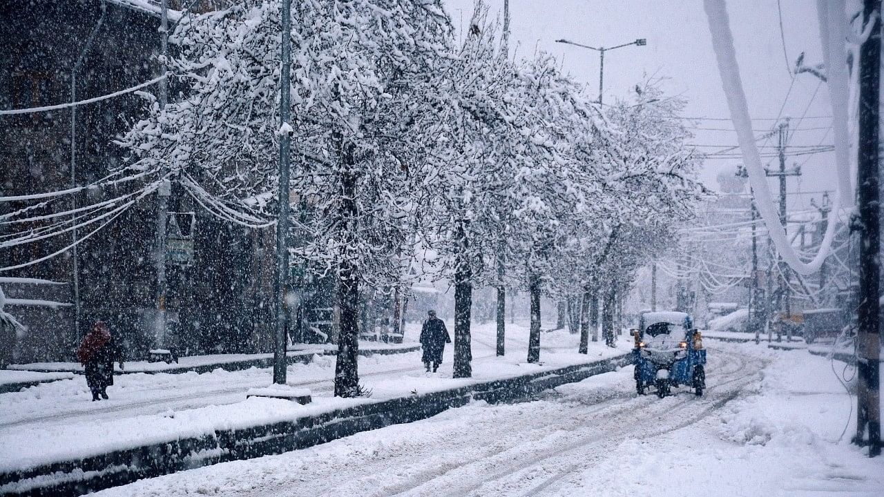 In Photos Fresh Snowfall in Kashmir on Last Day of 'ChillaiKalan'