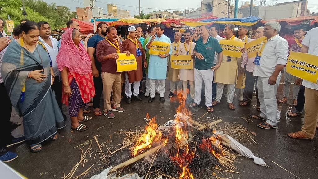 In Photos: AAP Supporters Take To Streets In Delhi, Burn Effigies Of ...