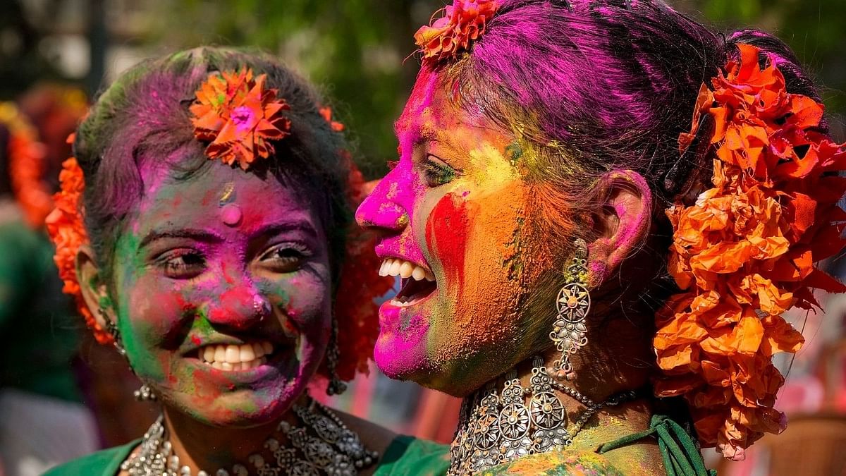 मुंबई से लेकर जम्मू कश्मीर तक होली के रंग में डूबा देश, देखें तस्वीरें