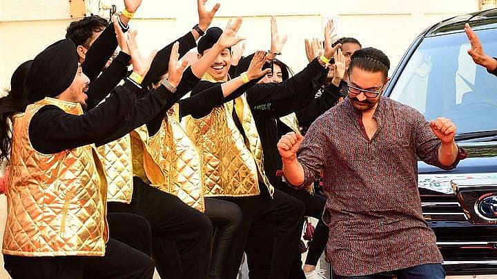 Carry On Jatta 3 के ट्रेलर लॉन्च पर पहुंचे आमिर खान, ढोल पर किया भांगड़ा | Photos