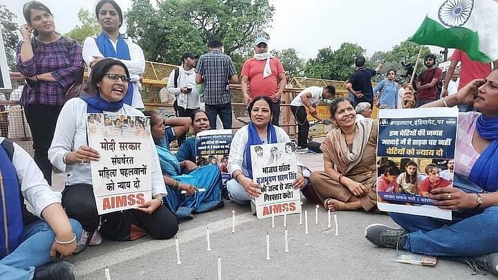 Wrestlers Protest: पहलवानों ने इंडिया गेट तक निकाला कैंडल मार्च | Photos